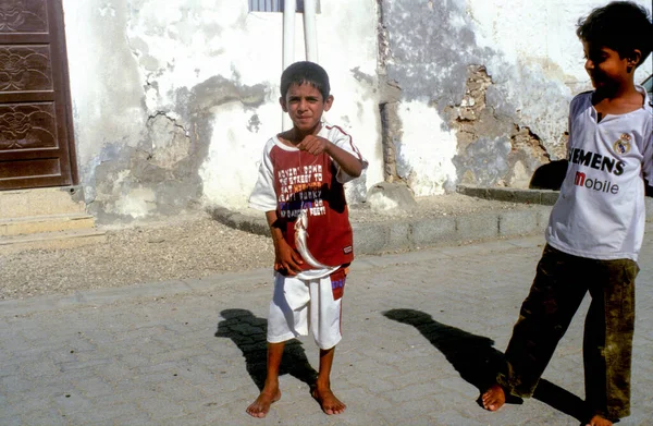 Sur Oman June 1996 Arabic Child Proudly Presents Fresh Fish — Stock Photo, Image