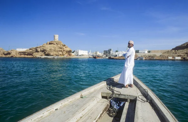 Sur Oman Juni 1996 Arabisk Färjeman Sin Träbåt Sur Oman — Stockfoto