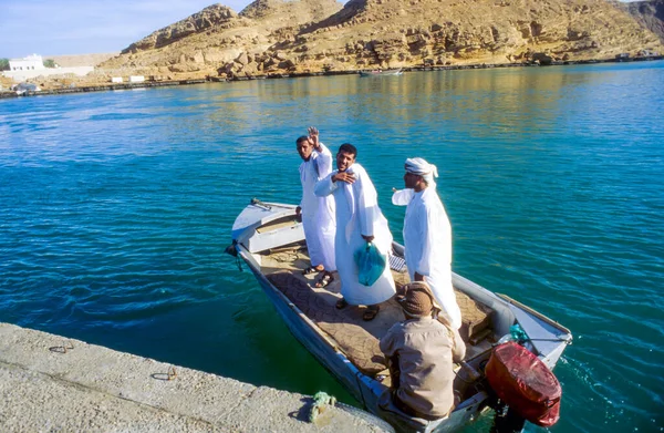 Sur Omã Junho 1996 Barqueiro Árabe Seu Barco Madeira Transmite — Fotografia de Stock