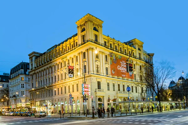 奥地利维也纳 2009年3月23日 维也纳第一区带有赌场的历史建筑立面 夜间设有地铁站 — 图库照片