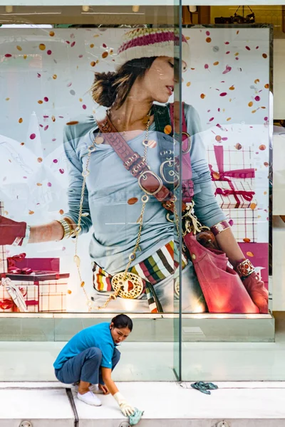 Bangkok Thailand December 2007 Kvinnor Rengör Shoppingfönstret Och Fasaden Ett — Stockfoto