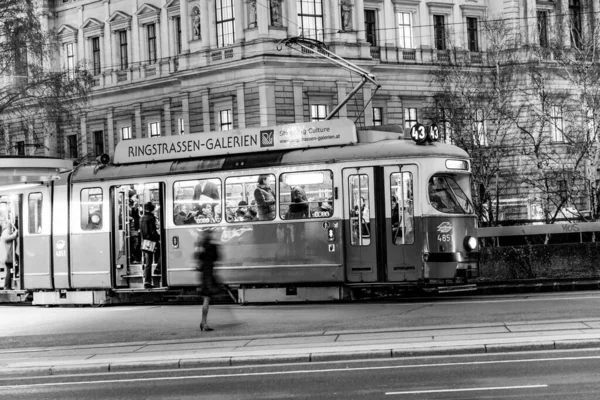 Відень Австрія Березня 2009 Трамвай Першому Районі Розмитим Рухом Жіночої — стокове фото