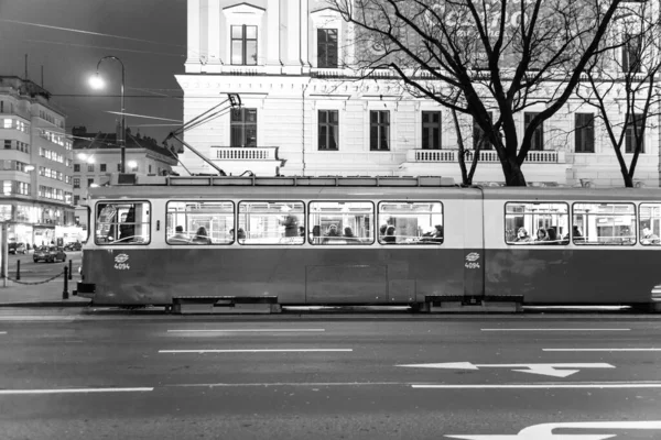 2009年 平成21年 3月23日 オーストリア ウィーン第1地区の路面電車が開業 1897年 明治30年 1月28日 ウィーンで初めて現在の5号線の線路上で電気軌道が運行された — ストック写真