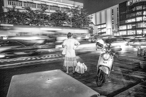 Бангкок Таиланд Мая 2009 Года Женщина После Покупок Ждет Ночью — стоковое фото