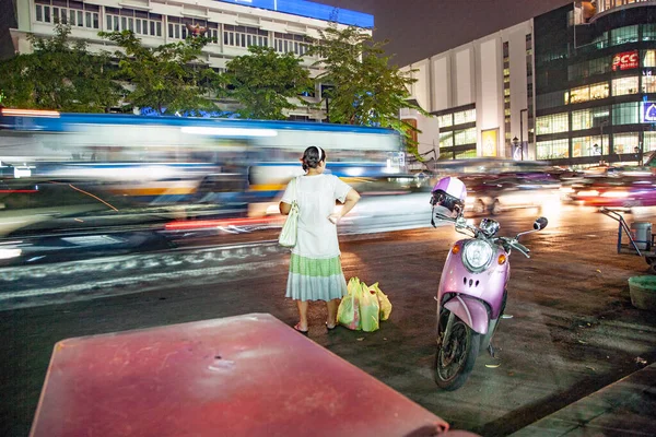 Bangkok Tailândia Maio 2009 Mulher Depois Fazer Compras Espere Rua — Fotografia de Stock