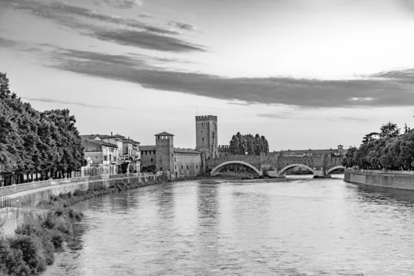 Skyline Von Verona Mit Flusslauf Und Alter Römischer Brücke Sonnenuntergang — Stockfoto