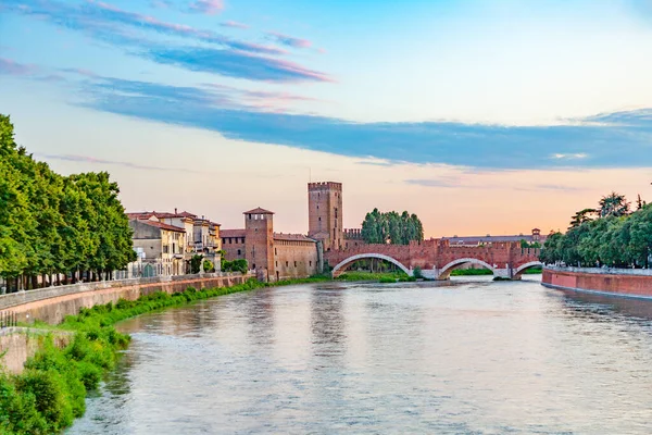 Skyline Verona Con Fiume Adige Vecchio Ponte Romano Tramonto — Foto Stock