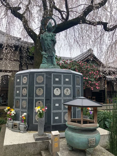 Τόκιο Ιαπωνία Μαρτίου 2023 Παλιό Τυπικό Ιαπωνικό Νεκροταφείο Γιαπωνέζικα Ιερά — Φωτογραφία Αρχείου