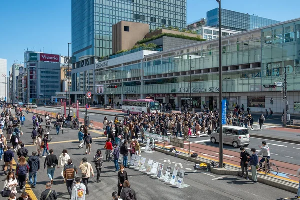 2023年3月19日 多くの人々がショッピングセンターと近代的な都市中心部の東京の通りを歩く Newoman — ストック写真