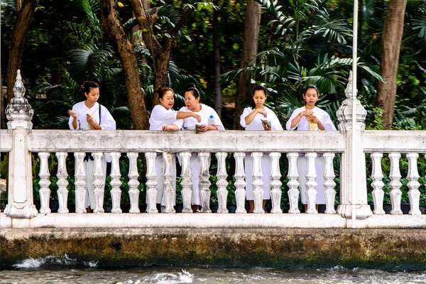 Bangkok Thailand Dezember 2007 Nonnen Weißen Kleidern Werfen Blüten Den — Stockfoto