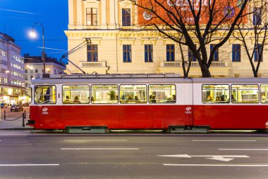 Viyana, Avusturya - 23 Mart 2009: Bulanık hareketli birinci bölgede tramvay. 28 Ocak 1897 'de, Viyana' da ilk kez 5. hat üzerinde elektrikli bir tramvay kullanıldı..