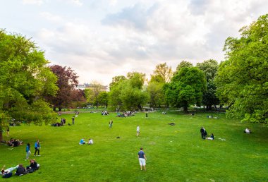 Viyana, Avusturya - 22 Nisan 2009: Viyana, Avusturya 'daki halk parkında insanlar dinleniyor.