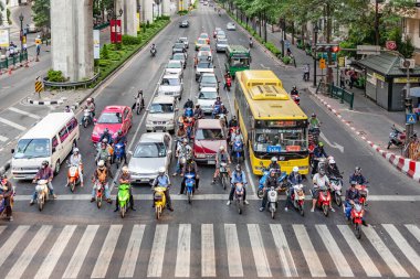 Bangkok, Tayland - 6 Mayıs 2009: arabaların hava manzarası trafik ışıklarında durur ve Bangkok 'taki Sukhumvit yolunda yeşil ışık bekler. Bangkok 'ta trafik sıkışıklığı büyük bir taşımacılık sorunudur..