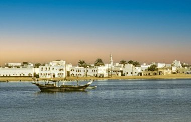 Kızıl Deniz 'de Umman' da eski bir balıkçı köyü olan beyaz eski evlerle Sur 'un ufuk çizgisi manzarası