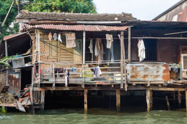Bangkok şehir merkezindeki Klong 'da evler. Klonglar, Tayland 'daki Bangkok' un büyük nehri Chao Phraya nehrinden ayrılan kanallardır.