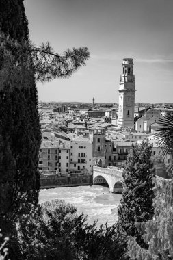 Verona Panoraması eski kubbe ve eski Roma Köprüsü ile Nehri manzaralı