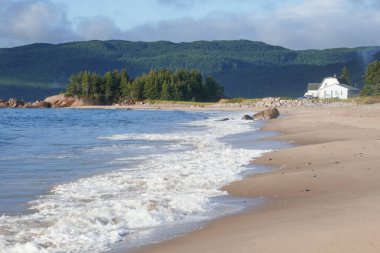 Kanada 'nın Nova Scotia şehrinde kıyı manzaralı boş kumlu bir sahil.