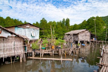 Tayland 'daki Koh Chang adasında küçük bir balıkçı köyü.