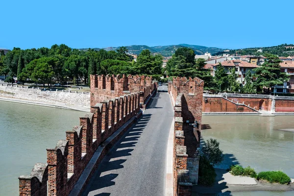 Old Bridge Verona Crosses River Adige Castel Castelvecchio — Stock Photo, Image