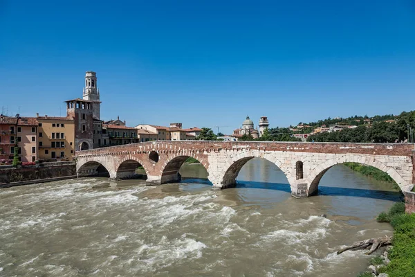 Viejo Puente Romano Ponte Pietra Verona Atraviesa Río Etsch — Foto de Stock