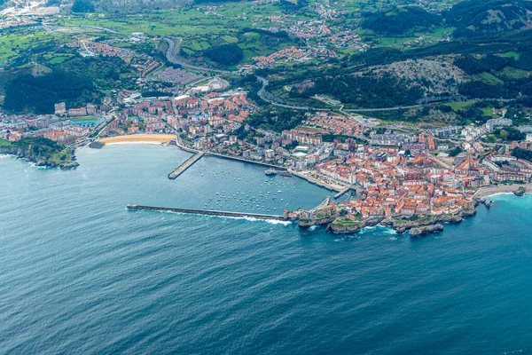 Spanya Cantabria Rıhtımı Kumlu Plajı Olan Castro Urdiales Köyü Antenleri — Stok fotoğraf