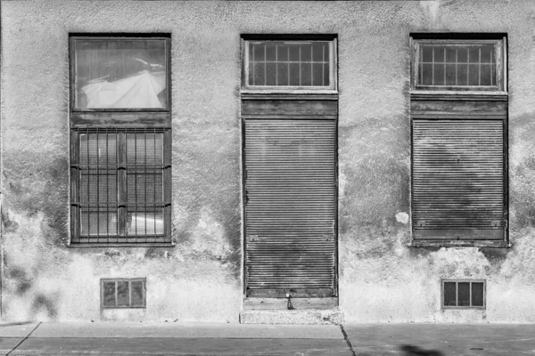 在维也纳的一个肮脏的房子门面上 有紧闭窗户的紧闭的门 — 图库照片