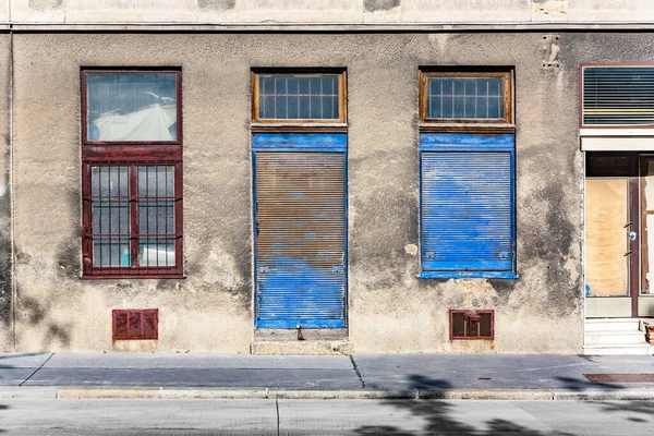 Kirli Evin Cephe Viyana Kapalı Pencereleri Kapıyla Kapalı — Stok fotoğraf