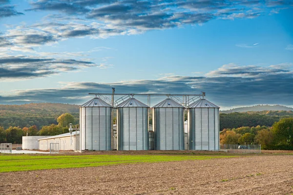 Gepflügtes Feld Mit Silbernen Silos Und Einem Bauernhaus Horizont Deutschland — Stockfoto