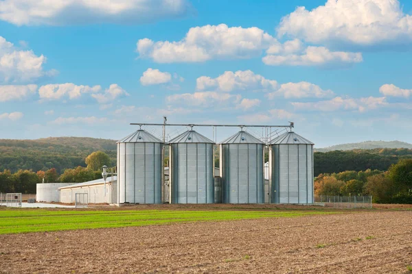 Gepflügtes Feld Mit Silbernen Silos Und Einem Bauernhaus Horizont Deutschland — Stockfoto