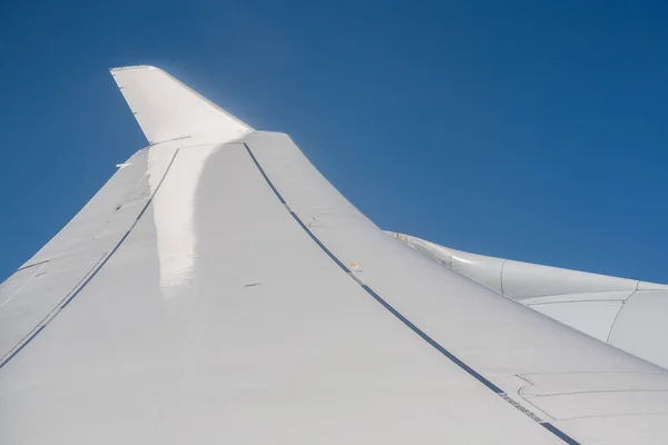 Detail Der Tragfläche Eines Flugzeugs Blauen Himmel — Stockfoto
