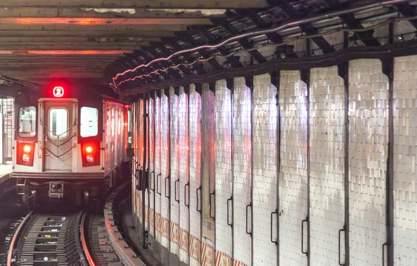 New York Metro Istasyonunda Tren Geldiğinde — Stok fotoğraf