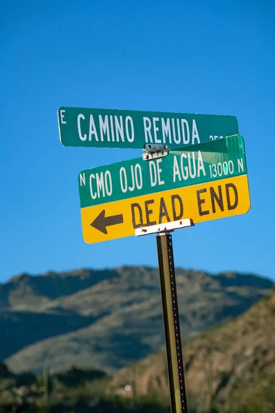 アメリカのタスコンの砂漠で行き止まりの標識 — ストック写真