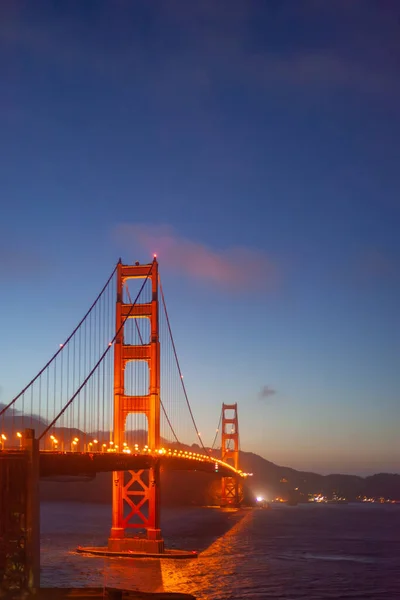 Arabalar Akşam Golden Gate Köprüsü Nde Mavi Gökyüzünün Altında — Stok fotoğraf