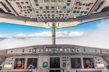 Hamburg, Almanya - 30 Nisan 2023: Pilotlu ticari bir jet uçağının kokpit görüntüsü.