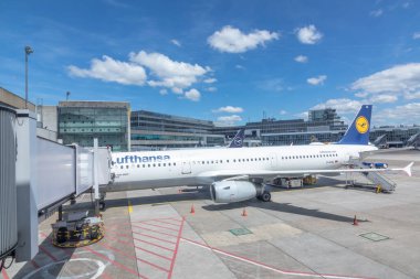 Frankfurt, Almanya - 30 Nisan 2023: Lufthansa hava taşıtı 1 numaralı terminal, Lufthansa ve yıldız ittifak terminalinin kapısında..