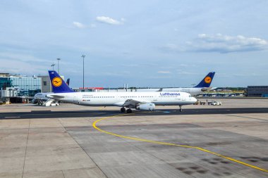 Frankfurt, Almanya - 20 Eylül 2012: Frankfurt 'ta apronda Lufthansa uçak parkı. Lufthansas 'ın birincil trafik merkezi ve Lufthansas uçuş personelinin çoğu orada..