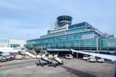 Frankfurt, Almanya - 20 Eylül 2012: Frankfurt 'ta apronda Lufthansa uçak parkı. Lufthansas 'ın birincil trafik merkezi ve Lufthansas uçuş personelinin çoğu orada..