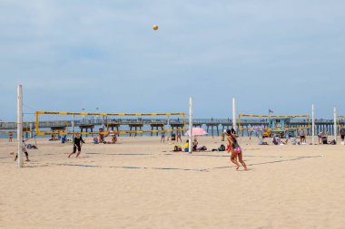 Redondo Plajı - ABD - 6 Haziran 2012: Los Angeles yakınlarındaki Redondo Sahili 'nde insanlar voleybol oynamayı seviyor.