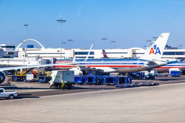 Los Angeles, ABD - 9 Haziran 2012: American Airlines jeti Boeing, Los Angeles, ABD 'de geçit pozisyonunda park ediyor. 60 milyon yolcusu olan LAX, ABD 'deki en büyük üçüncü havaalanıdır..
