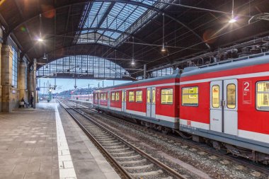 Wiesbaden, Almanya - 23 Aralık 2011: Wiesbaden tren istasyonunda tren bekleyen yolcu.