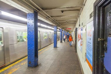 New York, ABD - 11 Temmuz 2010: Metro İstasyonu 116. Sokak 'ta, New York' ta bir sonraki metro istasyonunu bekleyen insanlar var..