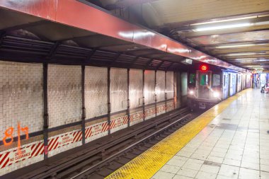 New York, ABD - 11 Temmuz 2010: İnsanlar New York metrosuna ulaşan treni bekliyor.