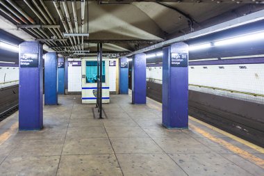 New York, ABD - 8 Temmuz 2010: New York 'ta metro istasyonunun içinde bir sonraki metro istasyonunu bekliyor..