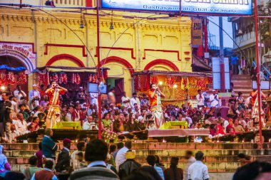Varanasi, Hindistan - 10 Aralık 2009: Hindu halkı kutsal Varanasi kentindeki Ganga nehrindeki Dashaswmedh ghat 'ta kutlama yapıyor. Kutsal yıkama ayini her gün Varanasi, Hindistan 'da yapılır..