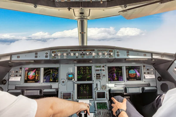 德国汉堡 2023年4月30日 由飞行员驾驶的商业喷气式客机在飞行起飞阶段的驾驶舱视图 — 图库照片