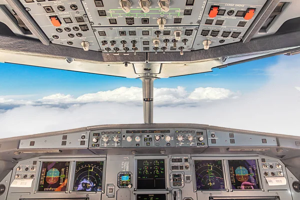 德国汉堡 2023年4月30日 由飞行员驾驶的商业喷气式客机在飞行巡航阶段的驾驶舱视图 — 图库照片