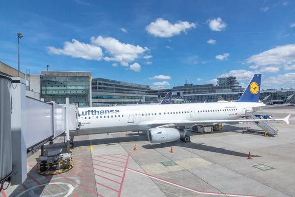 德国法兰克福 2023年4月30日 汉莎航空的空中客车在汉莎航空和星空联盟航站楼1号航站楼门口 — 图库照片