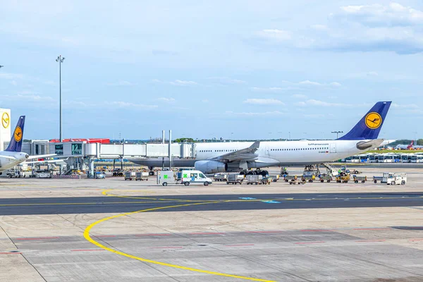 ドイツのフランクフルト 2012年9月20日 フランクフルトのエプロンにルフトハンザ航空の航空機駐車場 ルフトハンザ航空の主要交通ハブがあり ルフトハンザ航空の飛行スタッフの大半はそこに拠点を置いています — ストック写真