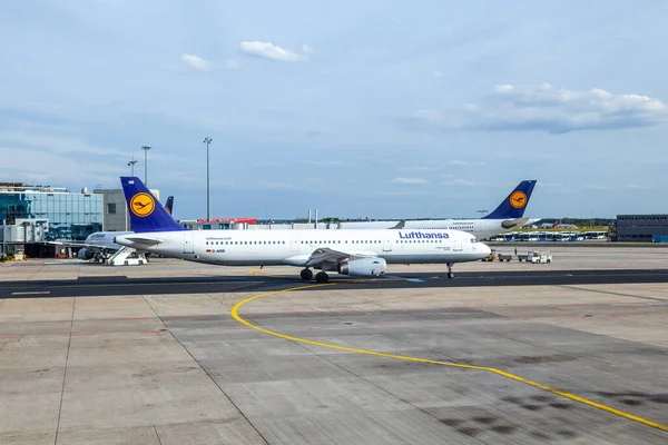 Frankfurt Duitsland September 2012 Lufthansa Vliegtuigen Parkeren Bij Het Platform — Stockfoto