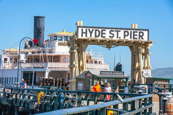 2012年6月20日 サンフランシスコのハイド ストリート 桟橋にある古い歴史的な船で訪問を楽しむ — ストック写真